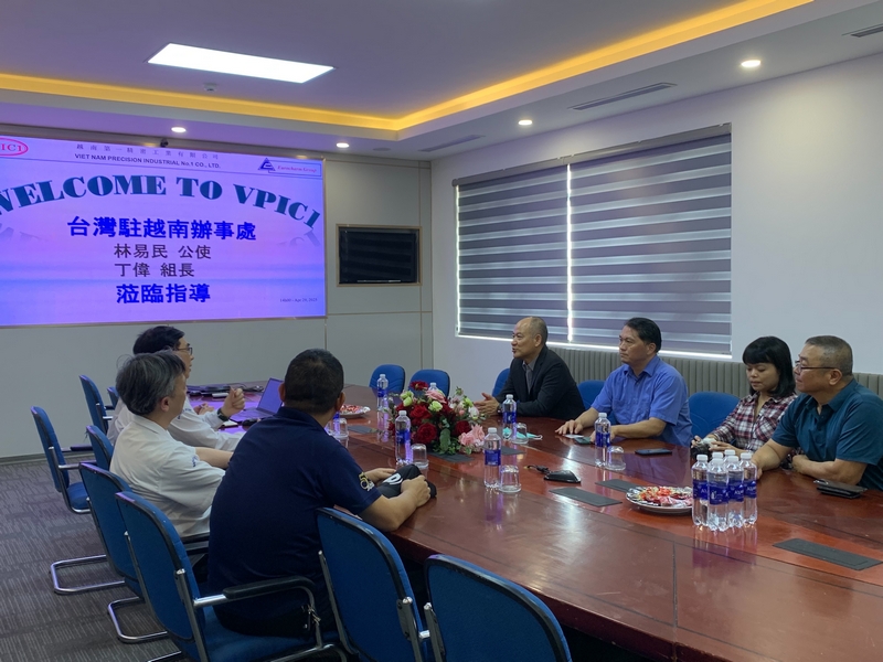 駐越南台北經濟文化代表處林易民公使與丁偉組長，拜訪北寧商會會員VPIC1