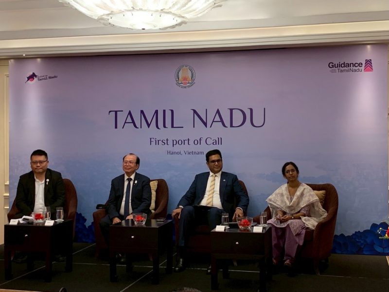 印度台商總會的陳木騰副總會長、越南台商總會袁濟凡總會長、印度泰米爾納德邦工業廳廳長羅傑博士於圓桌論壇合影