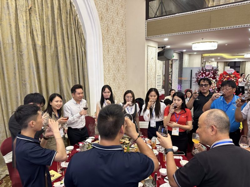 林易民公使與林軒節會長向會員敬酒