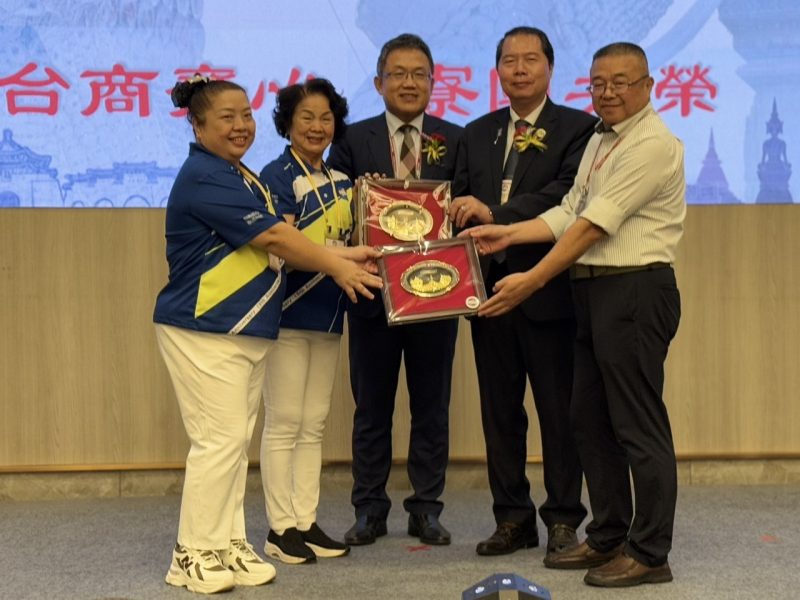 S__32899078_0 寮國台灣商會聯合總會十五週年慶,劉世忠大使與寮越代表合影