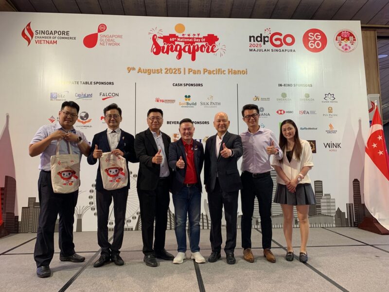 北寧台商會的林軒節會長，與名譽會長黃雍正、國際組組長郭郁甫、理事黃冠富，以及商會的理事監事和其他幹部代表，應邀參加新加坡六十週年國慶晚宴