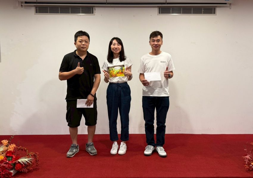 蔡佩珊僑務秘書頒發衝球獎贏家獎金