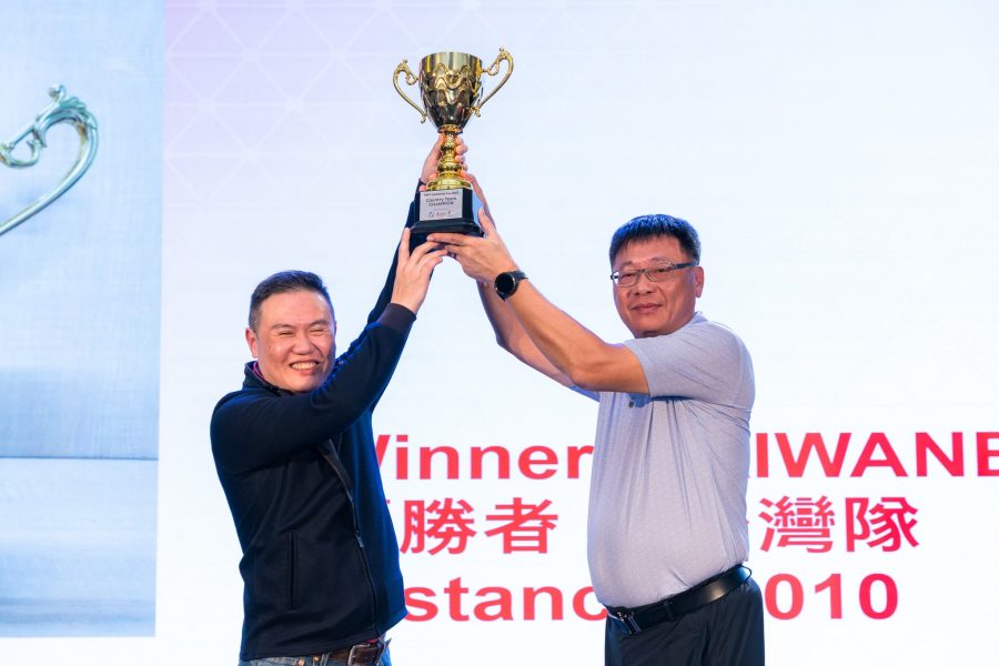 2025新馬台慈善友誼盃高爾夫球賽，台灣隊團體賽冠軍獎盃由北寧台商會林軒節會長代表領取