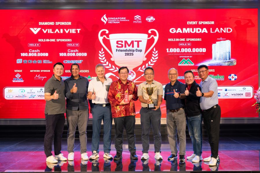駐越南代表處劉世忠大使、林易民公使、馬來西亞駐越南陳揚泰大使(Dato’ Tan Yang Thai)、瑞典駐越南約翰·恩迪西大使(Johan Ndisi)、丹麥駐越南尼古拉·普里茨大使(Nicolai Prytz)，於2025新馬台慈善友誼盃高爾夫球賽晚宴合影