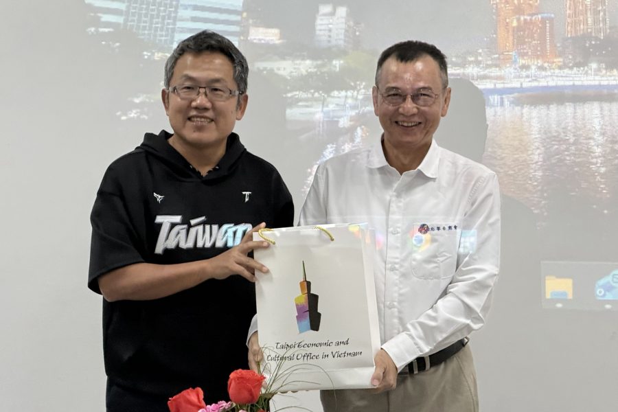 駐越南代表處劉世忠大使致贈精業工業柯政祥總經理紀念品