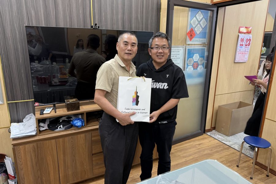 駐越南代表處劉世忠大使致贈鞋美工業林敏芳總經理紀念品