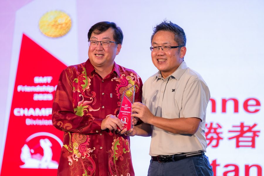 劉世忠大使也親自將C組冠軍獎盃頒發給馬來西亞陳揚泰大使(Dato’ Tan Yang Thai)