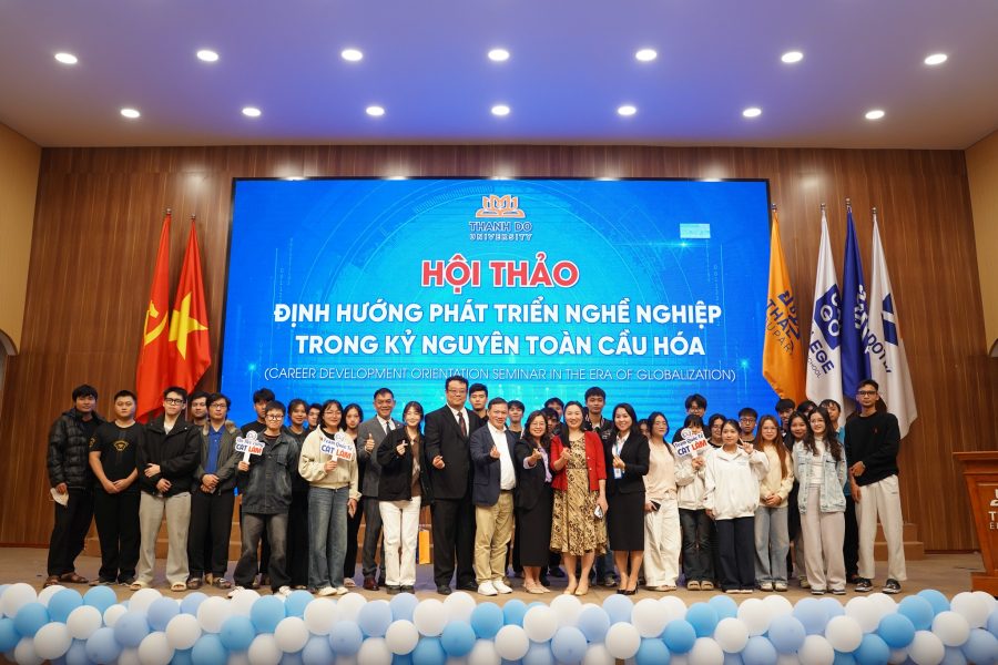 北寧商會周聖炫秘書長向校內師生介紹「越南台商與台商會組織」