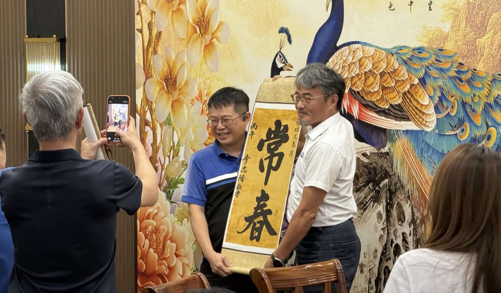 IMG_8053 書法家李志隆,現場致贈與會所有人墨寶留念